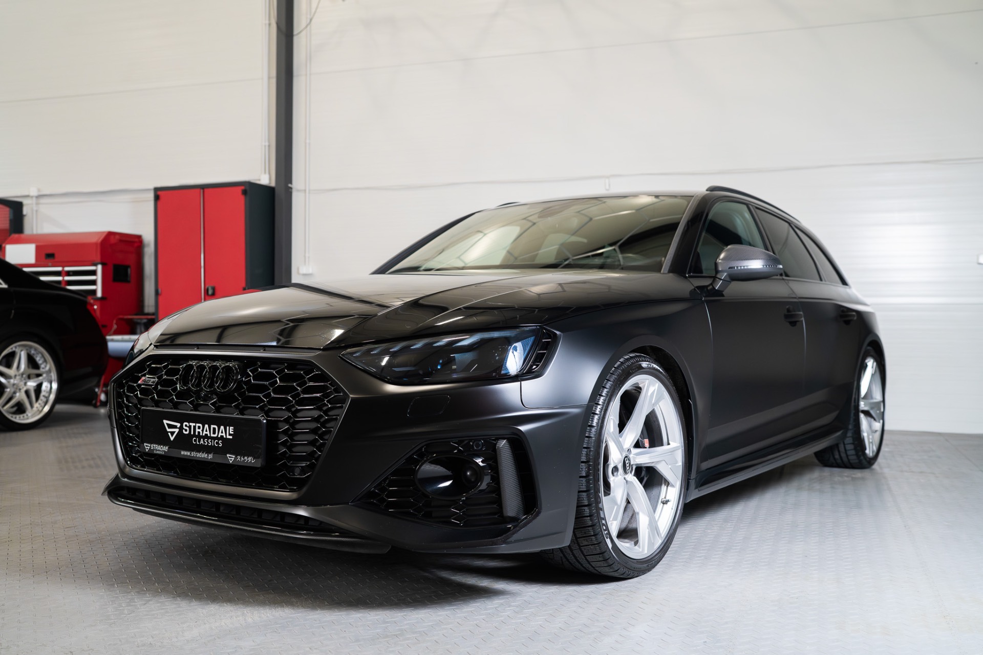 Audi RS4 B9 Avant - view 1